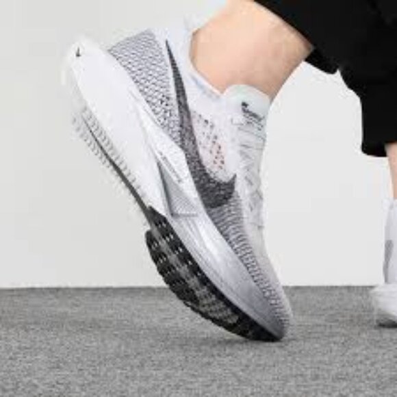 Nike ZoomX Vaporfly 3 size 11.5 DV4129 100, super light and perfect for running. - Picture 9 of 11